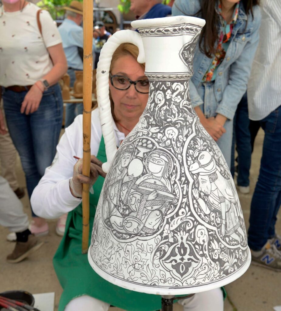 Trabajando Gloria Escobar Ceramista